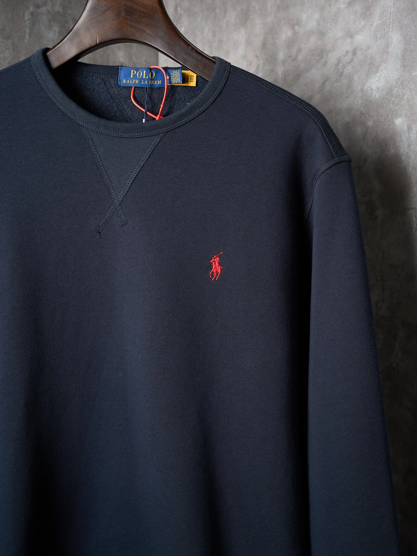 P290 Actual auction] Ralph Lauren/Ralph Lauren solid color pony logo embroidered round neck sweatshirt (navy blue) [Ready stock] S M L XL custom cloud-like honey cotton fleece sweatshirt material with delicate touch and comfortable skin fit. A touch of midnight navy blue as the main color, exquisite red pony logo embellishment, full of recognition, with an atmosphere of freedom and vitality, pure and smart color symphony, and outlines a high-end outline with extreme simplicity. Become the smart focus of vision and show your taste in silence. Use imported machine embroidery technology. Use advanced computer control system and precision mechanical components to realize the iconic pony embroidery operation. High precision. The lines are smooth and delicate. Adopt Hasuo technology. Use specific machines to sew. Hasuo has high fastness. It adds visual effects. It is time-consuming and labor-intensive. The fabrics have been washed and have a better hand feel. Not easy to deform. Not easy to shrink. Not easy to fade. Maintain long-term beauty and fit.